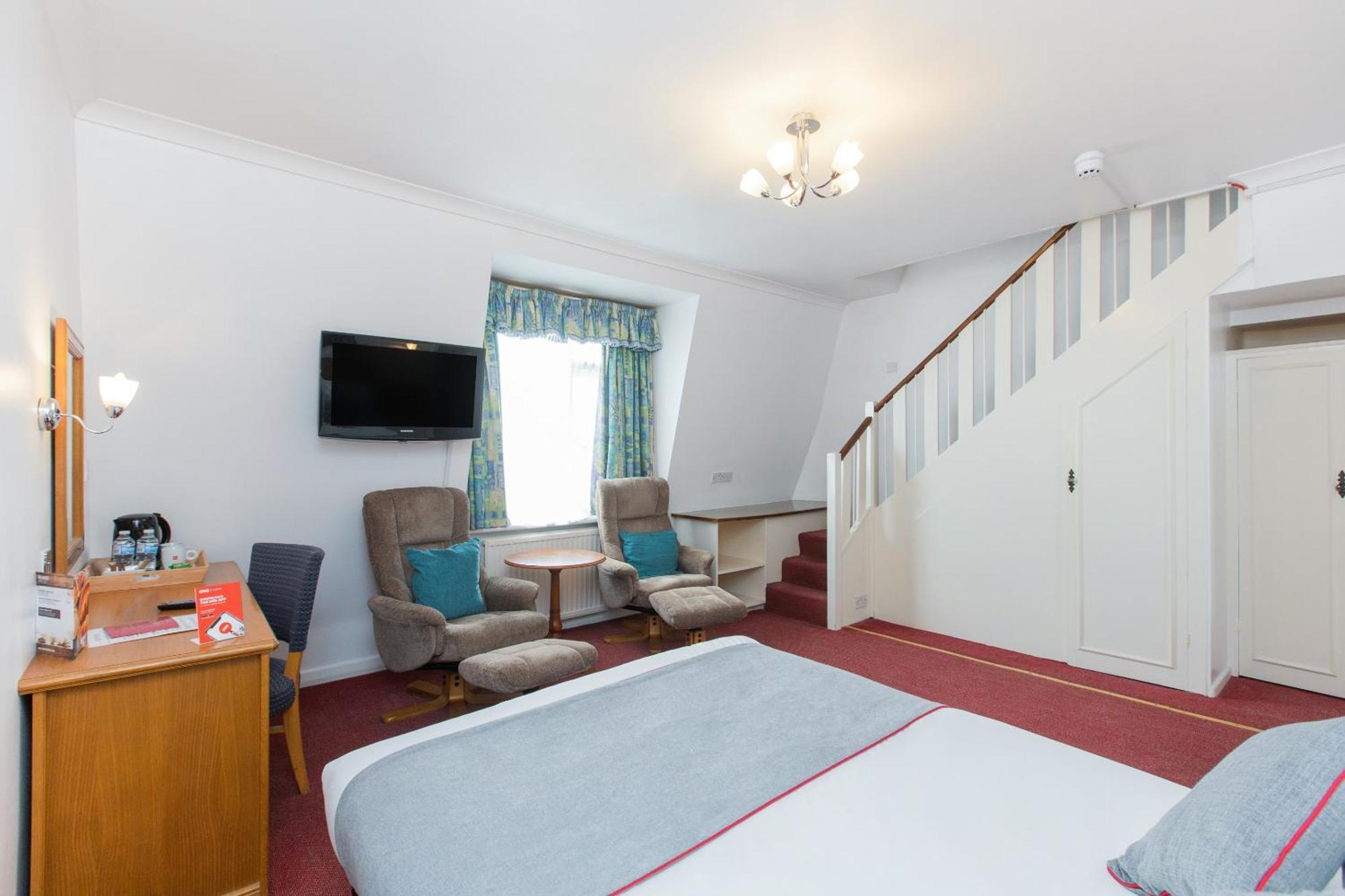 Oyo Stade Court Hotel 3*