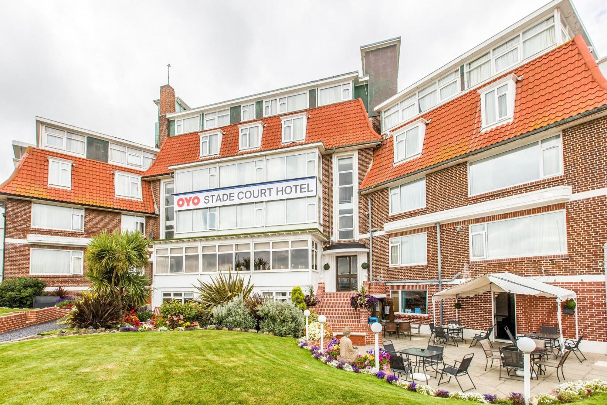 Oyo Stade Court Hotel