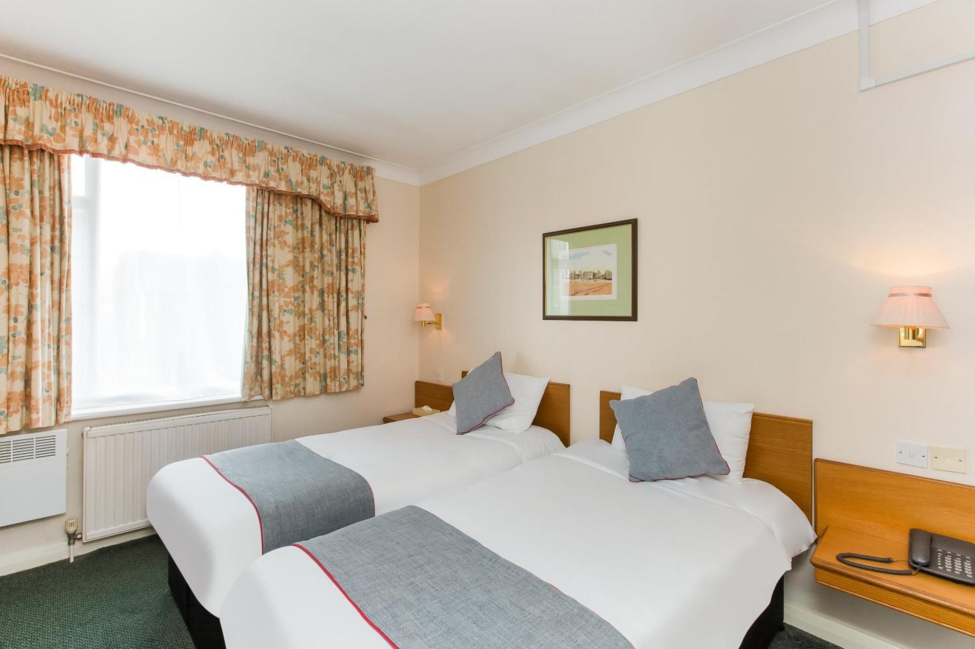 Oyo Stade Court Hotel