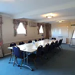 Oyo Stade Court Hotel 