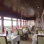 Oyo Stade Court Hotel 