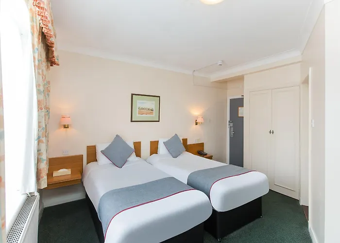 OYO Stade Court Hotel