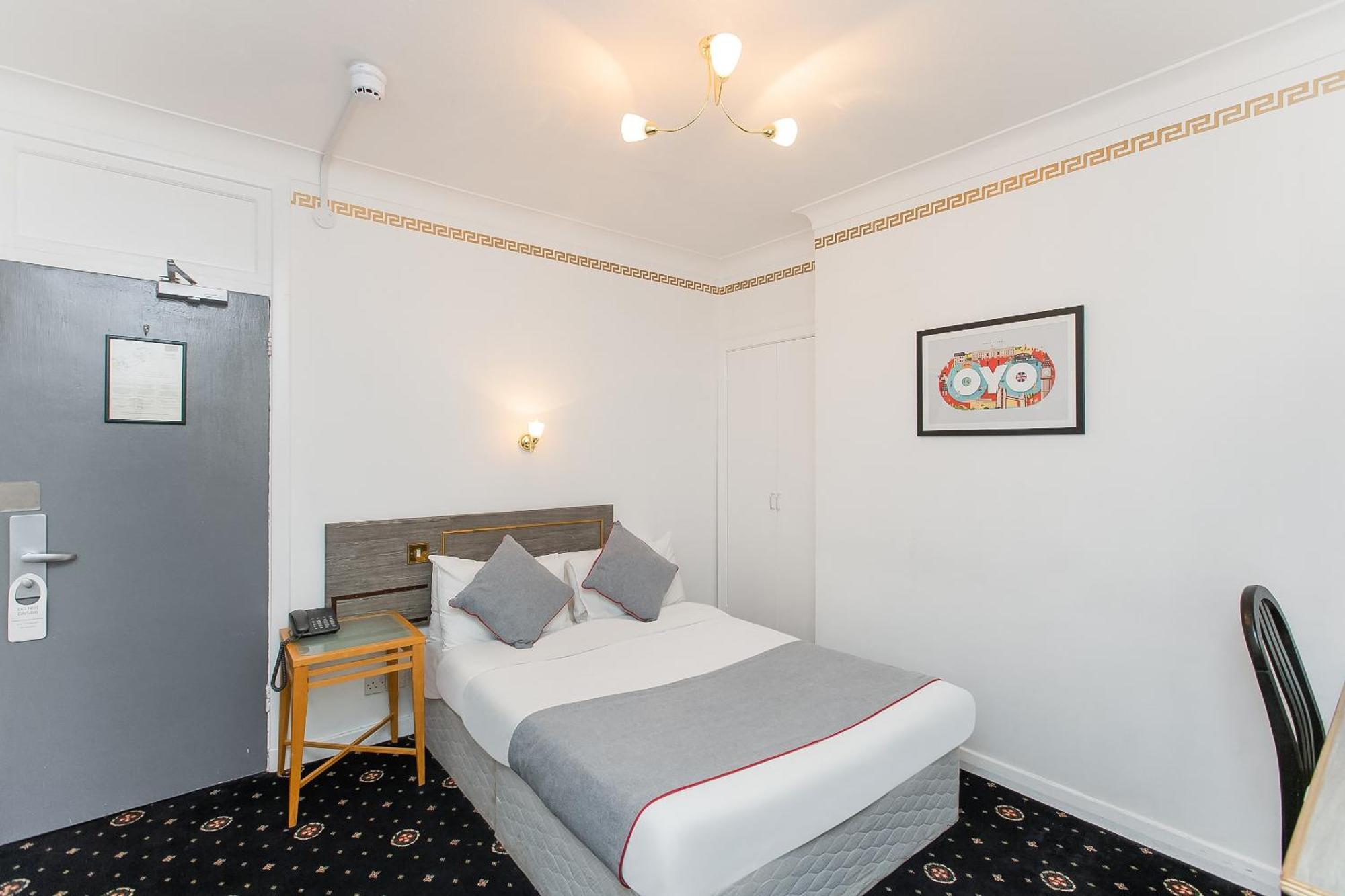 Oyo Stade Court Hotel 3*