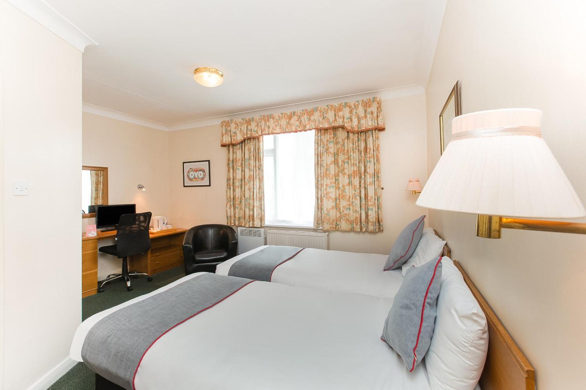 Oyo Stade Court Hotel