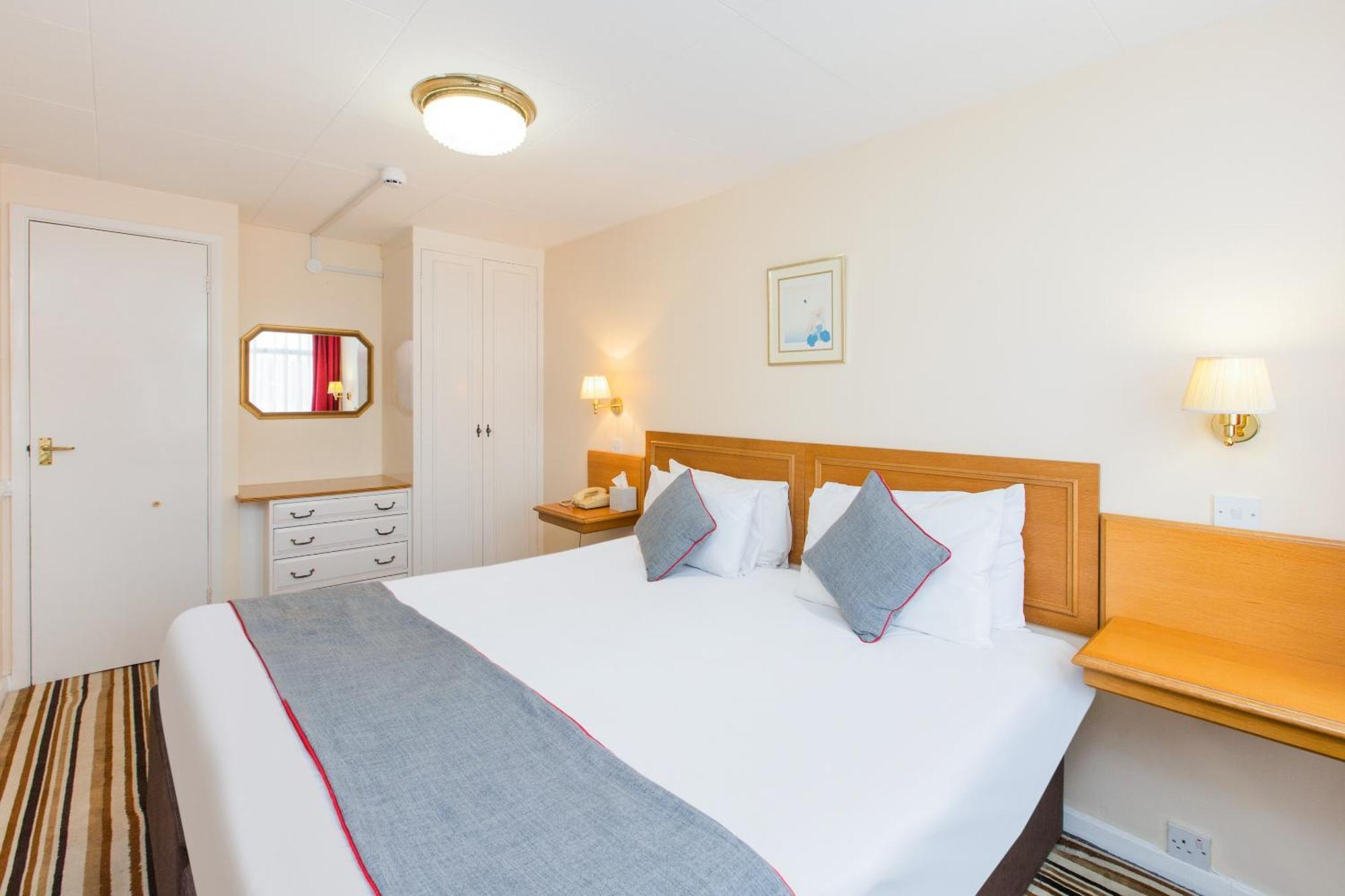 Oyo Stade Court Hotel 3*