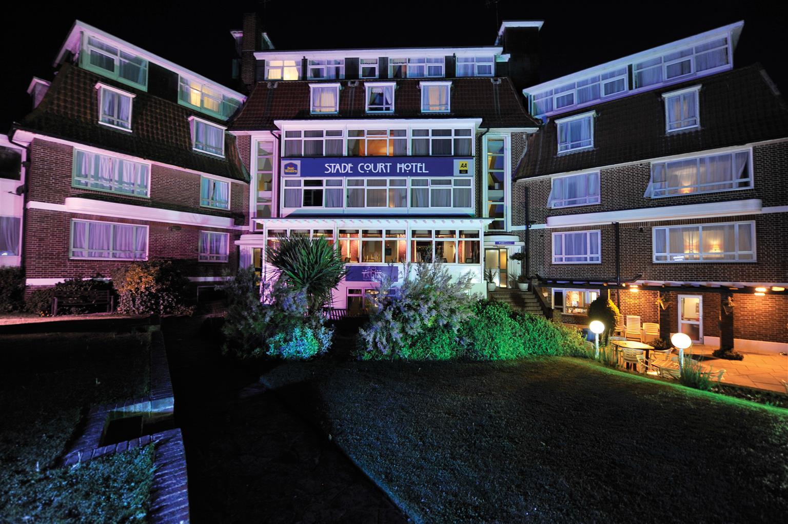 Oyo Stade Court Hotel 3*