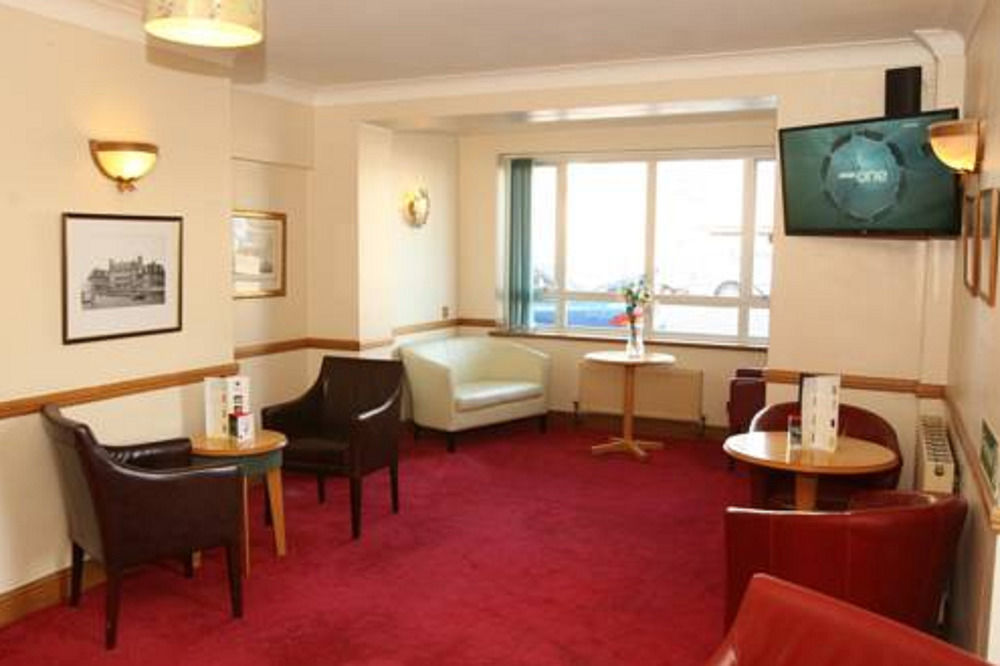 Hotel Oyo Stade Court 3*